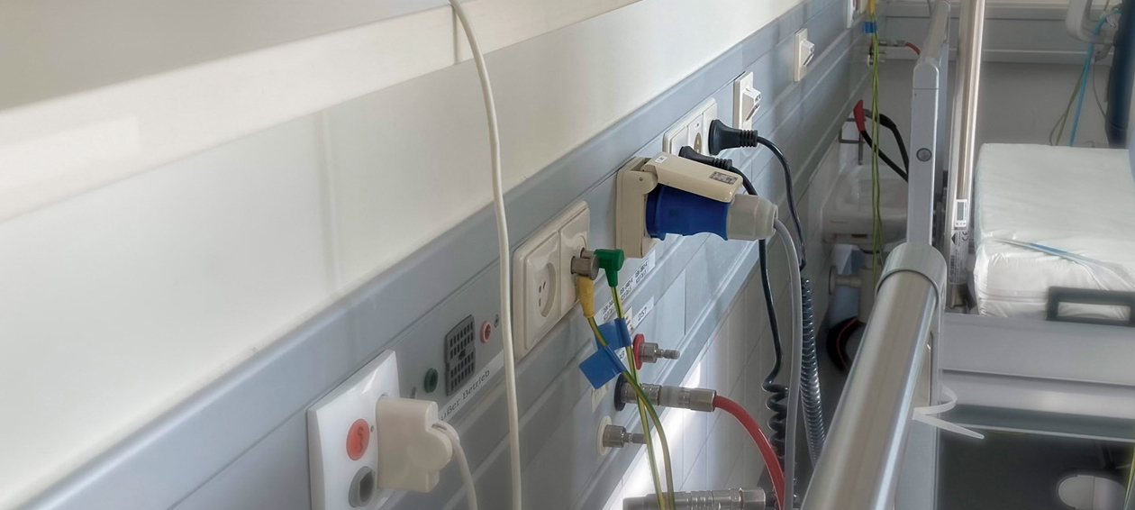 Versorgungswand für Netz-Stecker, Dialyse-Maschinen, Potenzialausgleich-Kabel, Bettenlampen, Schwesterruf etc.. Versorgungswand für Netz-Stecker, Dialyse-Maschinen, Potenzialausgleich-Kabel, Bettenlampen, Schwesterruf etc..